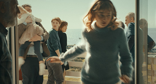 Carlo Cerciello, Carolina Michelangeli, Leonardo Lidi, Yile Vianello, Maya Sansa, Alba Rohrwacher, Fabrizio Ferracane (v.l.n.r.) in "Das Pfauenparadies" (2021)