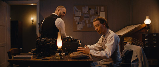 Lukas Engel (rechts) in "The Expert at the Card Table - Looking for Erdnase" (2021)
