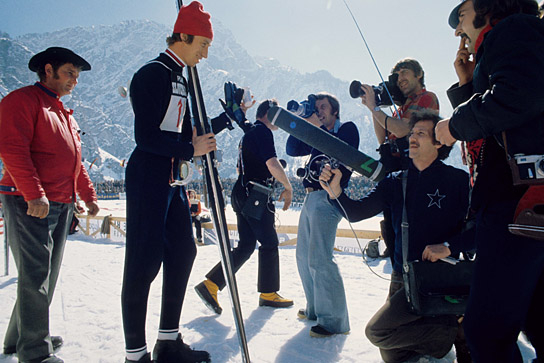 Walter Steiner (2.v.l.), Jörg Schmidt-Reitwein (3.v.r.), Werner Herzog (knieend) bei den Dreharbeiten zu "Die große Ekstase des Bildschnitzers Steiner (Ski-Flugschanze Planica)" (1974)