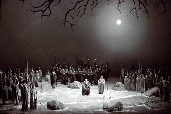 Manfred Schenk, Eike Wilm Schulte (Mitte v.l.n.r.) in "Die Verwandlung der Welt in Musik. Bayreuth vor der Premiere" (1994)
