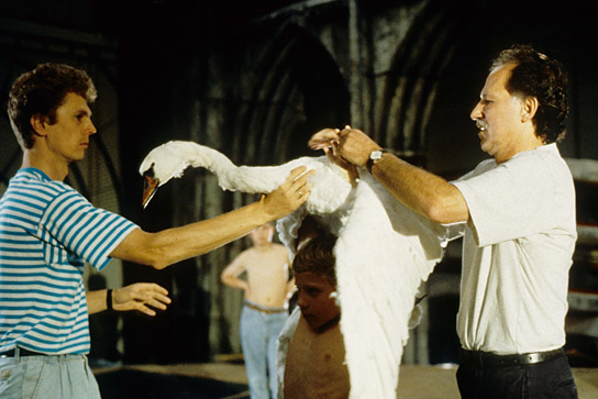 Werner Herzog (rechts) in "Die Verwandlung der Welt in Musik. Bayreuth vor der Premiere" (1994)