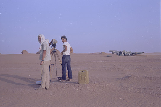 Gunter Freyse, Jörg Schmidt-Reitwein, Werner Herzog (v.l.n.r.) bei den Dreharbeiten zu "Fata Morgana" (1971)