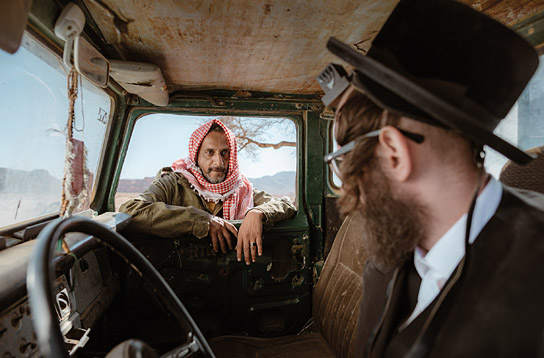 Haitham Omari, Luzer Twersky (v.l.n.r.) in "Nicht ganz koscher - Eine göttliche Komödie" (2022)