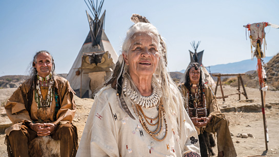 Hildegard Schmahl (Mitte) in "Der junge Häuptling Winnetou" (2021)