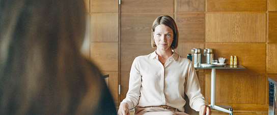 Jessica Schwarz in "Over & Out" (2022)