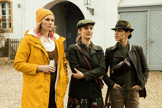 Rosalie Thomass, Marie Burchard, Almila Bağrıaçık (v.l.n.r.) in "Jagdsaison" (2022)