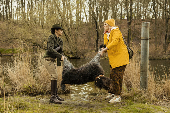 Almila Bağrıaçık, Rosalie Thomass (v.l.n.r.) in "Jagdsaison" (2022)