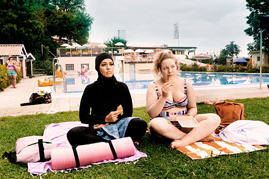 Nilam Farooq, Julia Jendroßek (v.l.n.r.) in "Freibad" (2022)