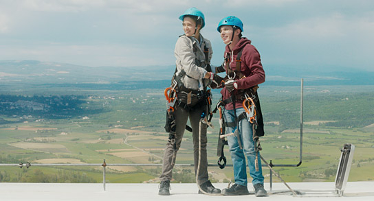 Laura Berlin, Anthony Jeanne (v.l.n.r.) in "Die Farbe des Windes" (2022)