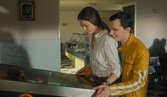 Laura Berlin, Anthony Jeanne (v.l.n.r.) in "Die Farbe des Windes" (2022)