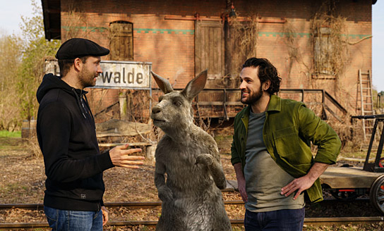 Marc-Uwe Kling (links), Dimitrij Schaad (rechts) bei den Dreharbeiten zu "Die Känguru-Verschwörung" (2022)