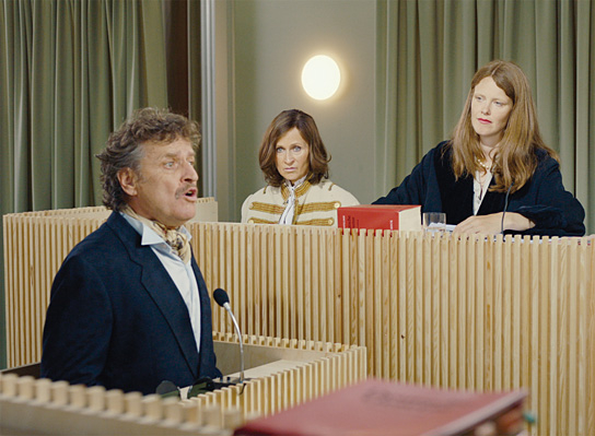 Sophie Rois (Mitte), Sarah Ralfs (rechts) in "L'état et moi - Der Staat und ich" (2022)