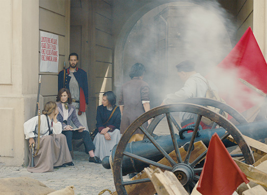Sophie Rois (2.v.l.) in "L'état et moi - Der Staat und ich" (2022)
