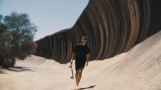 Chris Hartung in "Facing Down Under - Die Doku eines Backpackers" (2022)