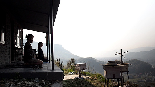 Michael Moritz, Anna Baranowski (v.l.n.r.) in "Namaste Himalaya - Wie ein Dorf in Nepal uns die Welt öffnete" (2021)