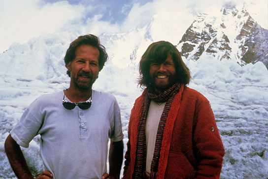 Werner Herzog, Reinhold Messner (v.l.n.r.) bei den Dreharbeiten zu "Gasherbrum - Der leuchtende Berg" (1984)