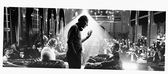 Werner Herzog (Mitte), Tim Roth (vorne rechts) bei den Dreharbeiten zu "Unbesiegbar" (2001)