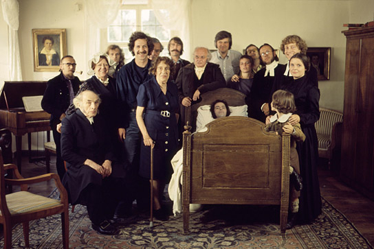 Unbekannt, Otto Heinzle, Brigitte Mira, Florian Fricke, Werner Herzog, Walter Ladengast, Lotte Eisner, Jörg Schmidt-Reitwein, Willy Meyer-Fürst, 3x unbekannt, Enno Patalas, Volker Elis Pilgrim, Gloria Doer, unbekannt (v.l.n.r.), im Bett: Bruno S. bei den Dreharbeiten zu "Jeder für sich und Gott gegen alle" (1974)