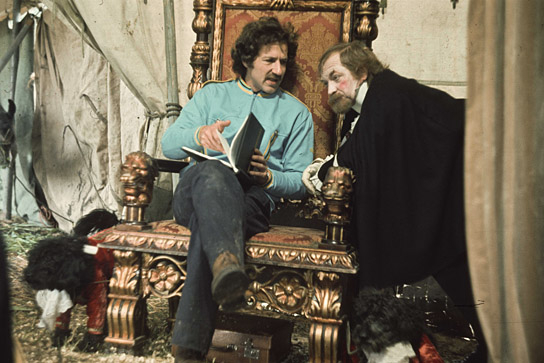 Werner Herzog, Willy Semmelrogge (v.l.n.r.) bei den Dreharbeiten zu "Jeder für sich und Gott gegen alle" (1974)