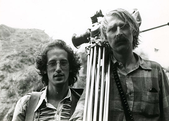 Edward Lachman, Jörg Schmidt-Reitwein (v.l.n.r.) bei den Dreharbeiten zu "La Soufrière" (1976)