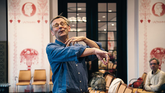 Simon Halsey (vorne) in "Unsere Herzen - Ein Klang" (2022)