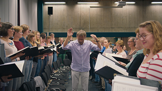 Simon Halsey (Mitte) in "Unsere Herzen - Ein Klang" (2022)