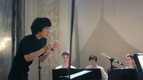 Hyunju Kwon (links) in "Unsere Herzen - Ein Klang" (2022)
