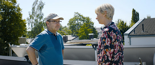 Zbigniew Zamachowski, Ulrike Willenbacher (v.l.n.r.) in "Da kommt noch was" (2021)