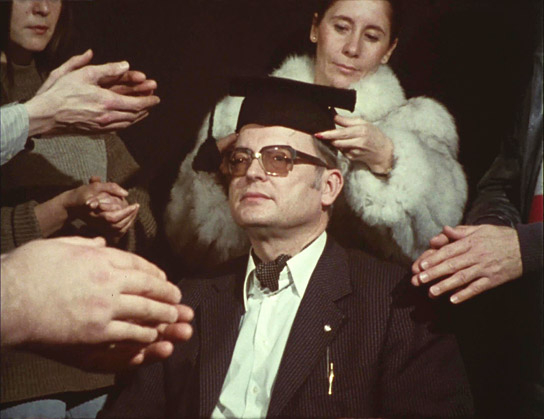 Joachim Klinger (Mitte) in "Der Hut. Im Lichte neuester Forschung" (1983)