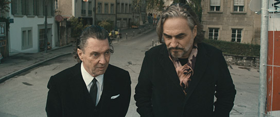 Martin Suter, Stephan Eicher (v.l.n.r.) in "Alles über Martin Suter. Außer die Wahrheit." (2022)