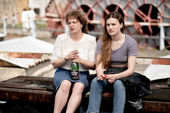 Jördis Triebel, Marlene Burow (v.l.n.r.) in "In einem Land, das es nicht mehr gibt" (2022)