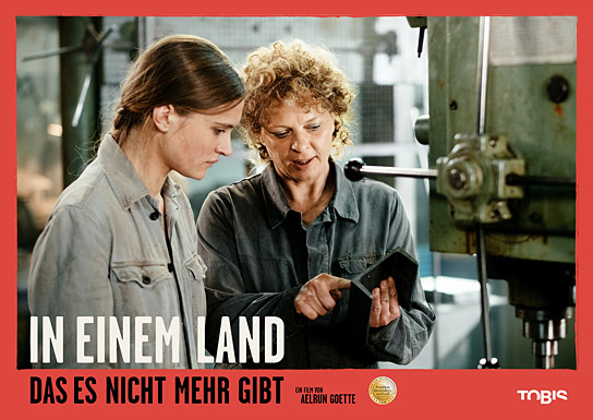 Marlene Burow, Jördis Triebel (v.l.n.r.) in "In einem Land, das es nicht mehr gibt" (2022)