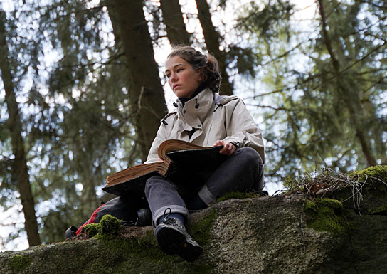 Henriette Confurius in "Schweigend steht der Wald" (2022)