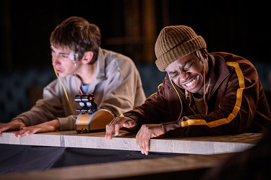 Gustav Strunz, Thapelo Mashiane (v.l.n.r.) in "The Social Experiment" (2022)
