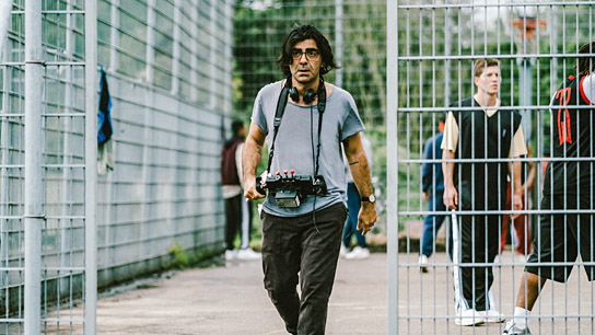 Fatih Akin (links) bei den Dreharbeiten zu "Rheingold" (2022)