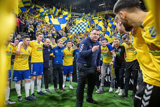 Trainer Sven Tramm (Mitte) in "Ganz Tofe fährt nach Kiel" (2022)