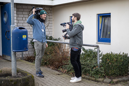 Till Xaver Beese, Paul Gredig (v.l.n.r.) bei den Dreharbeiten  zu "Ganz Tofe fährt nach Kiel" (2022)