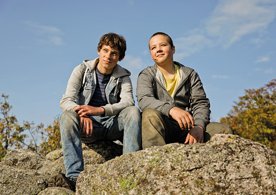 Levi Eisenblätter, Jonas Oeßel (v.l.n.r.) in "Nachtwald" (2021)