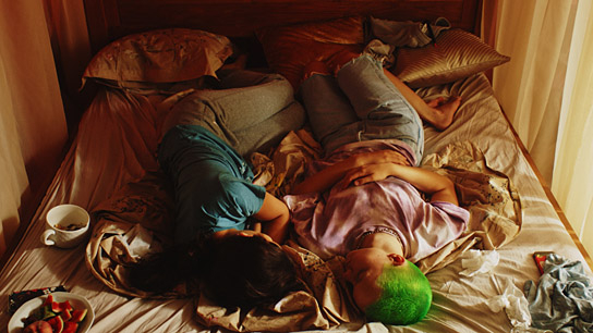 Carmen Kassovitz, Elsi Sloan (v.l.n.r.) in "Heartbeast" (2022)