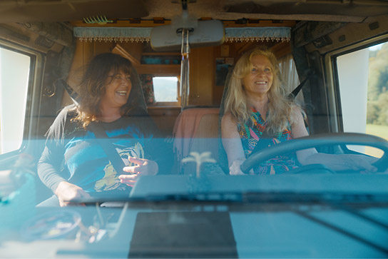 Gundi Ellert, Esther Gemsch (v.l.n.r.) in "Die goldenen Jahre" (2022)