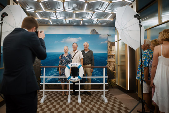 Esther Gemsch, Stefan Kurt, Ueli Jäggi (hinten v.l.n.r.) in "Die goldenen Jahre" (2022)