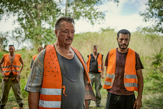 Peter Kurth, Adel Bencherif (vorne v.l.n.r.) in "Die stillen Trabanten" (2022)