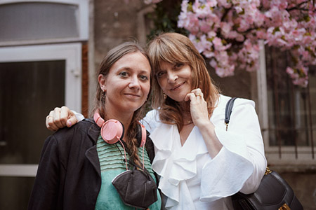 Sophie Cocco (Sommerhaus Filmproduktion), Nastassja Kinski (v.l.n.r.) bei den Dreharbeiten zu "Die stillen Trabanten" (2022)
