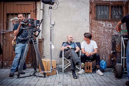 Thomas Stuber, Jochen Laube (Mitte v.l.n.r.) bei den Dreharbeiten zu "Die stillen Trabanten" (2022)