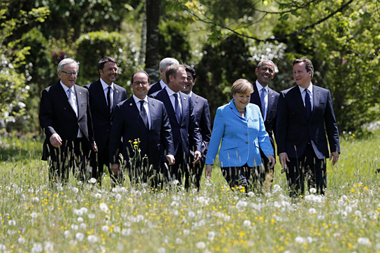 Präsident Jean-Claude Juncker, Italiens Ministerpräsident Matteo Renzi, Frankreichs Staatspräsident Francois Hollande, Japans Premierminister Shinzo Abe, Präsident des Europäischen Rates Donald Tusk, Kanadas Premierminister Stephen Harper, Deutschlands Bundeskanzlerin Angela Merkel, US Präsident Barack Obama und Großbritanniens Premierminister David Cameron beim 41. G7 Gipfel auf Schloss Elmau. Klais, 07.06.2015 ("Merkel - Macht der Freiheit", 2022)