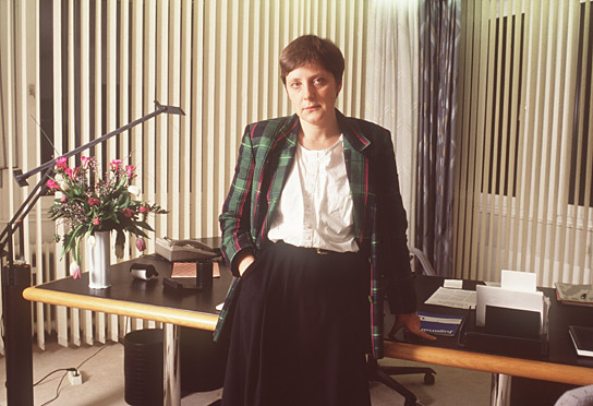 Angela Merkel (CDU), Bundesministerin fuer Frauen und Jugend, in ihrem Büro in Bonn am 15.02.1991 ("Merkel - Macht der Freiheit", 2022)