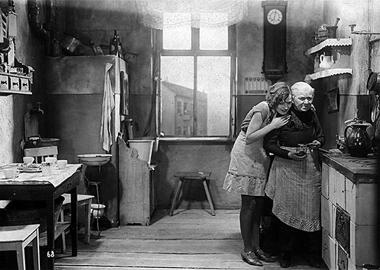 Ilse Trautschold, Alexandra Schmitt (v.l.n.r.) in "Mutter Krausens Fahrt ins Glück" (1929)