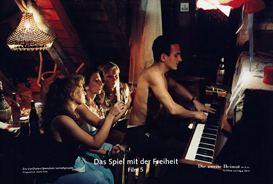 Noemi Steuer, Irene Kugler, Veronica Ferres, Henry Arnold (v.l.n.r.) in "Die zweite Heimat. Chronik einer Jugend in 13 Filmen. 05. Das Spiel mit der Freiheit" (1992)