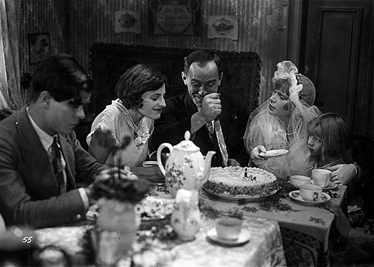 Friedrich Gnaß, Ilse Trautschold, Gerhard Bienert, Vera Sacharowa, Fee Wachsmuth (v.l.n.r.) in "Mutter Krausens Fahrt ins Glück" (1929)