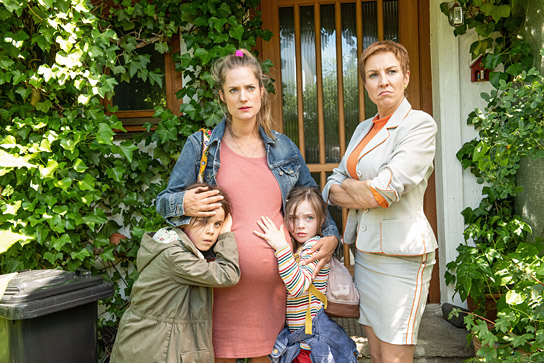 Laurì, Marie Burchard, Ava Petsch, Nora Boeckler (v.l.n.r.) in "Oskars Kleid" (2022)